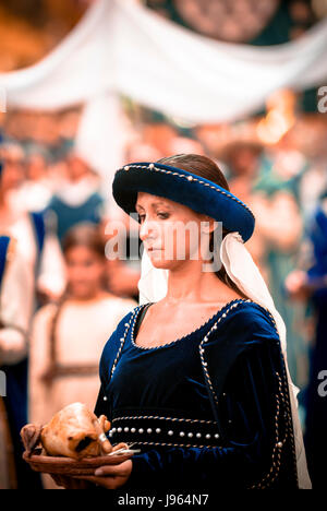 Giovani damadel Medioevo al Palio con i fiori Foto Stock