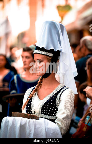 Giovani damadel Medioevo al Palio con i fiori Foto Stock