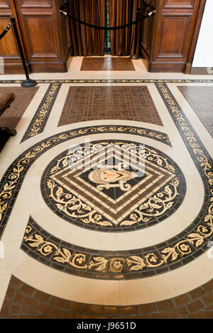 Mosaico pavimenti con mattonelle di terracotta della grande hall, Folger Shakespeare Library (Folger Shakespeare Theatre) - Washington DC, Stati Uniti d'America Foto Stock