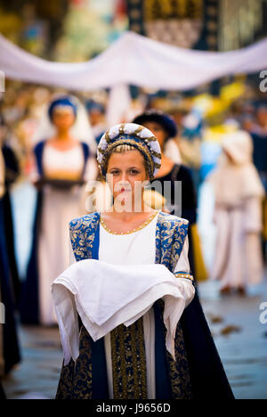 Giovani damadel Medioevo al Palio con i fiori Foto Stock