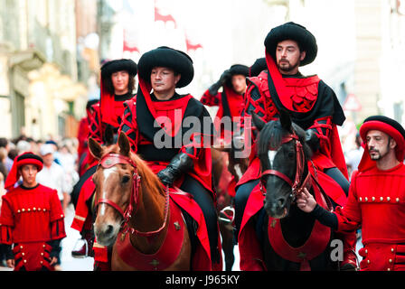 Parata di un principe a cavallo in palio in Italia Foto Stock