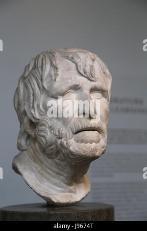 Testa di un uomo vecchio, forse, Hesiod ( poeta greco attivo c. 750-650 A.C. )Busto. Copia romana. British Museum. Londra. Regno Unito. Foto Stock