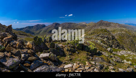 Lodore Falls e Scaffell Pike da Crinkle Crags summit in inglese Lake District Foto Stock