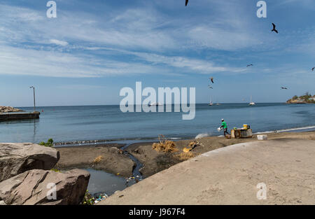 I pescatori locali un lavoro sulla spiaggia di St Kitts Foto Stock