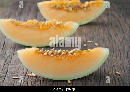 Fetta di melone fresco melone sul tagliere, la freschezza di frutta gialla sul tavolo da cucina. una sana alimentazione e dieta alimentare, concetto di health care, immagine Foto Stock