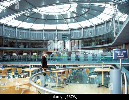 Cameriera nel ristorante aperto Foto Stock