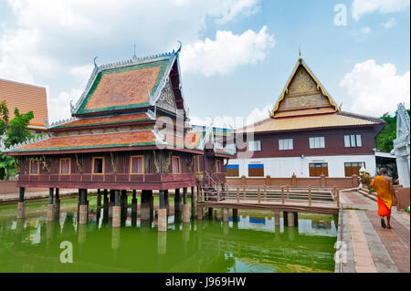 Ho Trai - una libreria che ospita scritture Buddhiste (Tripitaka o Canone Pali) situato a Wat Mahathat tempio, Yasothon, Thailandia Foto Stock