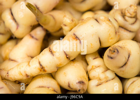 Borough Market London elegante sistemazione di alimenti vegetali commestibili radici radice tubero tuberi Tropaeolum tuberosum mashua Foto Stock