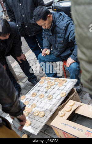 Gli uomini giocano le bozze di gioco in street, Xi'an, Shaanxi Province, Cina Foto Stock