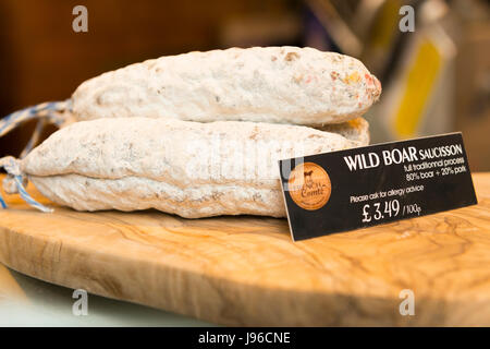 Borough Market London elegante sistemazione di cibo il Cinghiale salsiccia Sec salame salumi Foto Stock