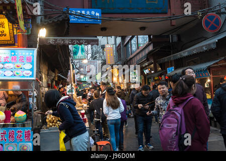 Street market alimentare, il Quartiere Musulmano, Xi'an, Shaanxi Province, Cina Foto Stock