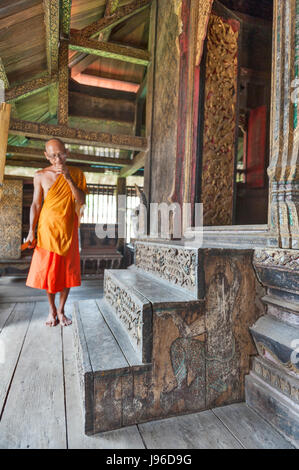 Antica intagliata in legno scale fino al vano in cui i Pali manoscritti sono conservati presso il Wat Mahathat tempio, Yasothon, Thailandia Foto Stock