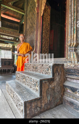 Antica intagliata in legno scale fino al vano in cui i Pali manoscritti sono conservati presso il Wat Mahathat tempio, Yasothon, Thailandia Foto Stock