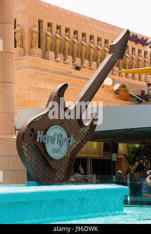 L'enorme replica chitarra elettrica struttura in funzione dell'acqua all'ingresso al Hard Rock Cafe in Playa Las Americas in Teneriffe Foto Stock