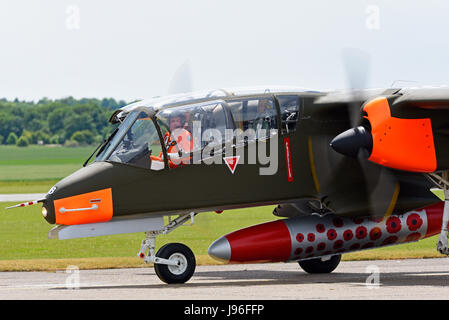 Tony de Bruyn nel Bronco Demo Team North American OV-10B Bronco prima di decollare per un airshow Foto Stock