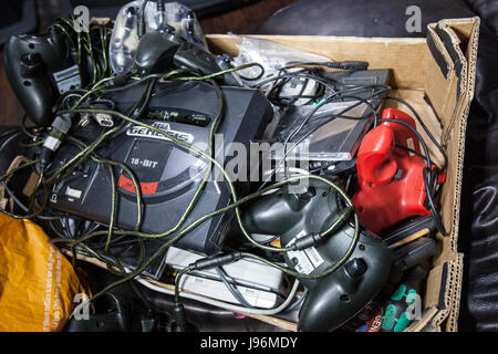 Varie raccolta di portici. Giochi in fase di ristrutturazione e fisso, console retrò, ciò che è stato considerato obsoleto è ormai classica Foto Stock