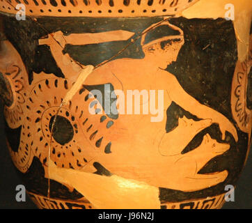 Scilla, rappresentata nella collezione del Louvre (CA1341), è una figura mitica della mitologia greca, spesso raffigurata come un mostro marino. Questo manufatto fa parte della collezione del museo di arte e mitologia antica, che illustra il ruolo di Scilla nei racconti antichi del mare. Foto Stock