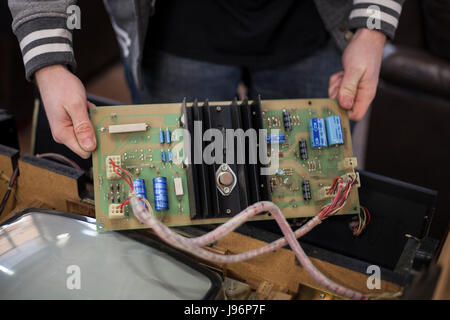 Varie raccolta di portici. Giochi in fase di ristrutturazione e fissato, retro console, giochi moderni, Pinball. Che cosa è stato obsoleto, è ora considerato classica Foto Stock