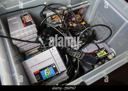 Varie raccolta di portici. Giochi in fase di ristrutturazione e fisso, console retrò, ciò che è stato considerato obsoleto è ormai classica Foto Stock