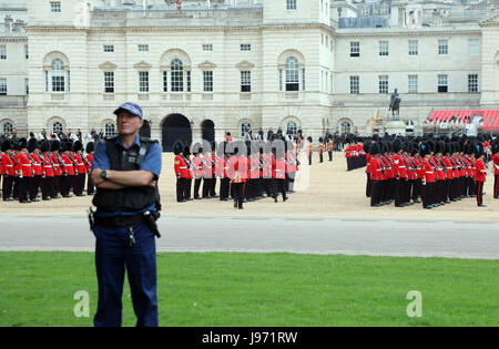 I membri della divisione di uso domestico reciti Trooping il colore a Londra il 31 maggio 2017. La cerimonia per la regina il compleanno è il 17 giugno Foto Stock