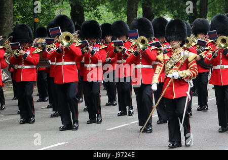 I membri della divisione di uso domestico marzo giù Birdcage a piedi e il centro di Londra, durante le prove per Trooping il colore il 31 maggio 2017. Foto Stock