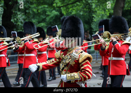 I membri della divisione di uso domestico marzo giù Birdcage a piedi e il centro di Londra, durante le prove per Trooping il colore il 31 maggio 2017. Foto Stock