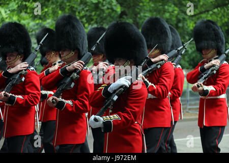 I membri della divisione di uso domestico marzo giù Birdcage a piedi e il centro di Londra, durante le prove per Trooping il colore il 31 maggio 2017. Foto Stock