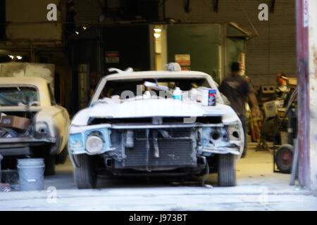 Rotto la macchina in officina di carrozzeria meccanica Foto Stock
