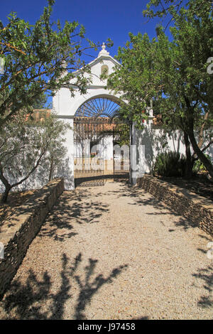 Ingresso al cortile della tradizionale casa colonica, Cortijo Cuevas del Marques, Rio a Setenil valley, Serrania de Ronda, Spagna Foto Stock