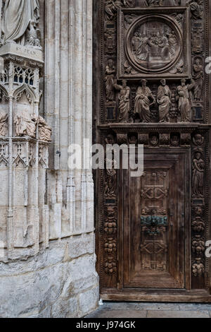 Superbamente scolpite in legno e pietra nella cattedrale di Rouen, Francia Foto Stock