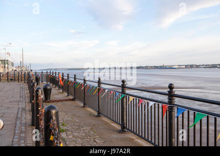 Amore chaied serrature per ringhiere lungomare reiver Mersey Liverpool Regno Unito Foto Stock