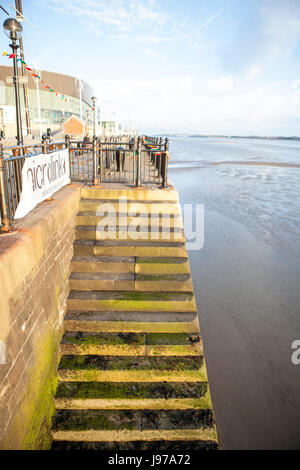 Passi concreti verso il fiume Mersey, Liverpool, in Inghilterra, Regno Unito Foto Stock