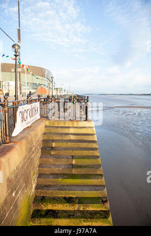 Passi concreti verso il fiume Mersey, Liverpool, in Inghilterra, Regno Unito Foto Stock