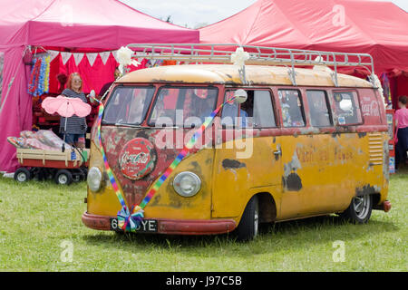 Coco Cola Volkswagen camper van portando la sposa e lo sposo Foto Stock