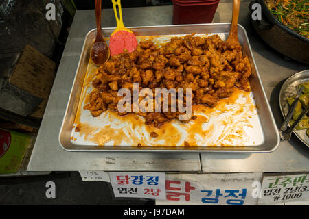 Dakgangjeong - Coreano fritte morso dimensioni pezzi di pollo rivestito con salsa dolce, Corea del Sud Foto Stock