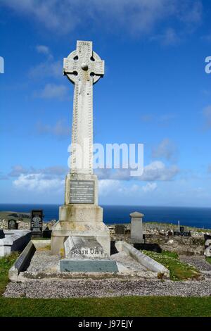 Pietra tombale di Flora Macdonald grande croce permanente memorial Kilmuir cimitero Isola di Skye in Scozia Foto Stock