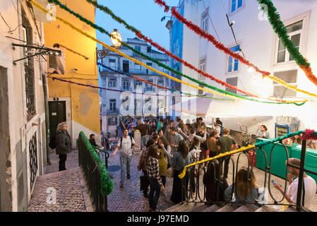 Il popolare Santo Antonio festeggiamenti nel quartiere di Alfama. Lisbona, Portogallo Foto Stock