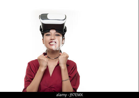 Scene di azione di giovani attraenti imprenditrice asiatici in maglietta rossa pronto a usare gli occhiali VR. Esperienza virtuale per attività di business in futuro Foto Stock