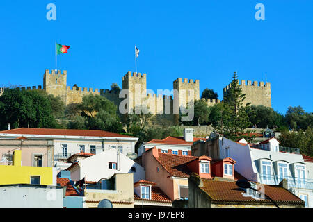 Il castello Sao Jorge e al centro storico. Lisbona, Portogallo Foto Stock