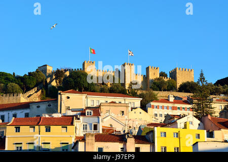 Il castello Sao Jorge e al centro storico. Lisbona, Portogallo Foto Stock