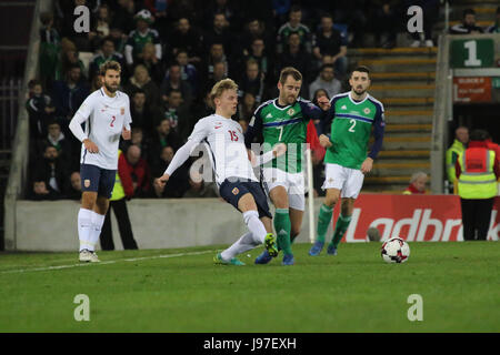 Stadio Nazionale al Windsor Park di Belfast. Il 26 marzo 2017. 2018 World Cup Qualifier - Irlanda del Nord 2 Norvegia 0. In Irlanda del Nord la Niall McGinn (7) in azione. Foto Stock