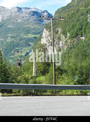 La linea di alimentazione passa attraverso le montagne Foto Stock