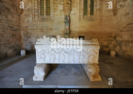 Tomba del vescovo Dom Pedro, fondatore dei chiostri del Sé Catedral (Motherchurch), un sito Patrimonio Mondiale dell'Unesco. Evora, Portogallo Foto Stock