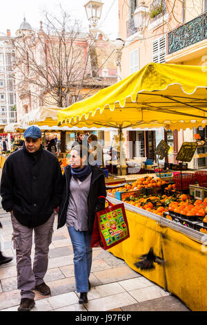 Il mercato di Cours Lafayette, dotate di una colorata varietà di frutta e verdura e altri prodotti alimentari, è un famoso punto di riferimento della città di Tolone, Francia. Foto Stock