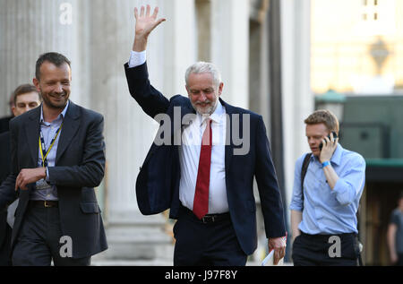 Leader laburista Jeremy Corbyn arriva a prendere parte alla BBC dibattito elettorale ospitato da BBC News presenter Mishal Husain, come è trasmessa in diretta dal Senato, Cambridge. Foto Stock