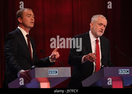 I liberali democratici leader Tim Farron e leader laburista Jeremy Corbyn prendere parte alla BBC dibattito elettorale ospitato da BBC News presenter Mishal Husain, come è trasmessa in diretta dal Senato, Cambridge. Foto Stock