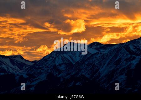 Imponente il tramonto dietro la Cordigliera delle Ande in Mendoza, Argentina Foto Stock