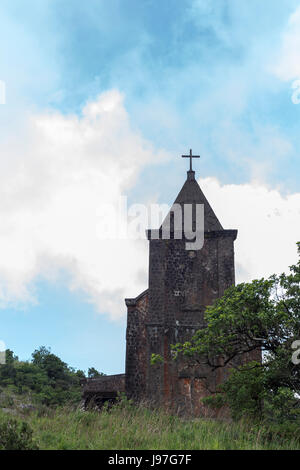 Abbandonata la chiesa cristiana sulla sommità del Bokor mountain in Preah Monivong national park, Kampot, Cambogia Foto Stock