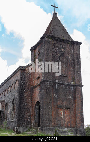 Abbandonata la chiesa cristiana sulla sommità del Bokor mountain in Preah Monivong national park, Kampot, Cambogia Foto Stock