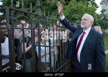 Leader laburista Jeremy Corbyn onde ai sostenitori dopo aver preso parte alla BBC dibattito elettorale ospitato da BBC News presenter Mishal Husain al Senato, Cambridge. Foto Stock